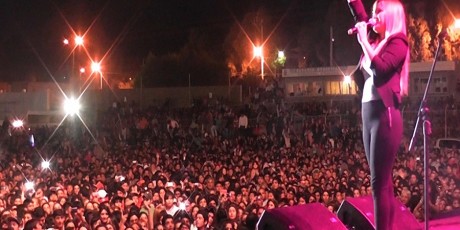 karina y publico.Imagen fija001