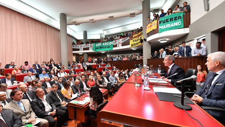 Arcioni abre el ciclo lectivo inaugurando una escuela en Rada Tilly