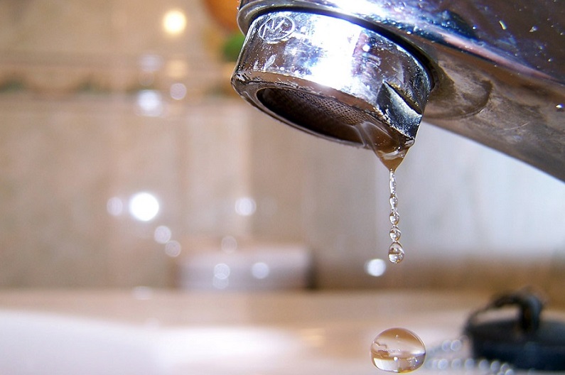 Cortan el agua por rotura en el viejo acueducto