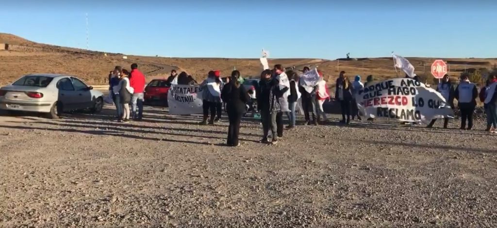 La caravana a Cerro Dragón inauguró el paro por 48 horas de estatales y docentes