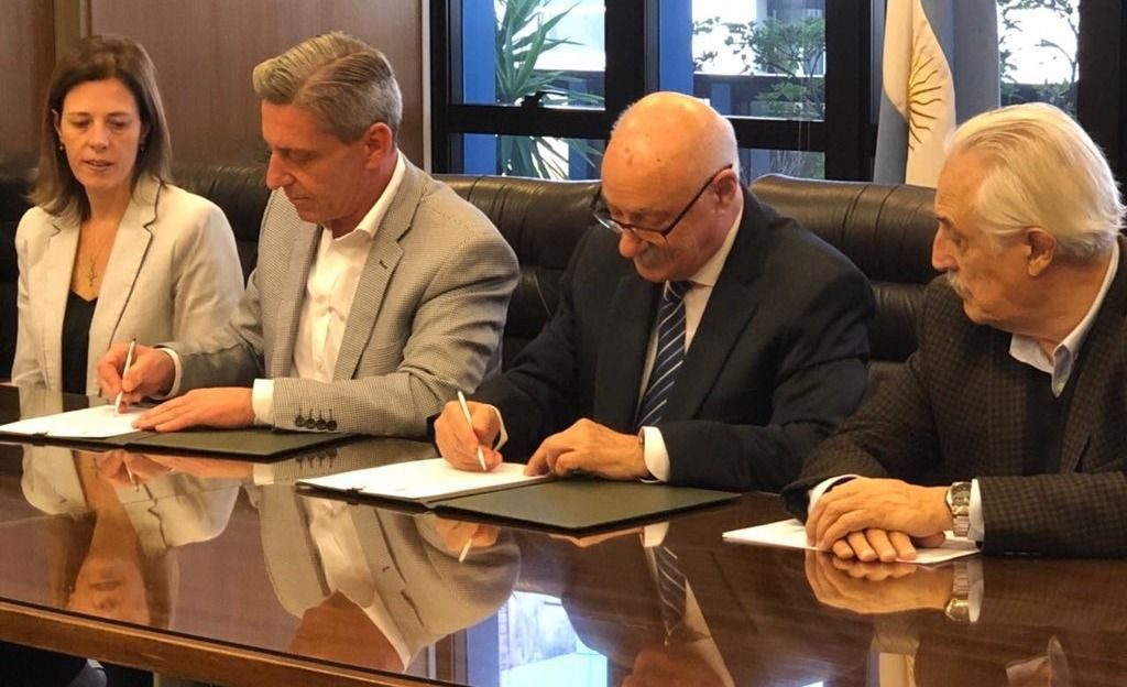 Arcioni firmó convenio con el Consejo Federal de Inversiones