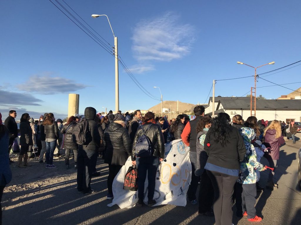 YPF denunció a estatales por el bloqueo a la playa de tanques