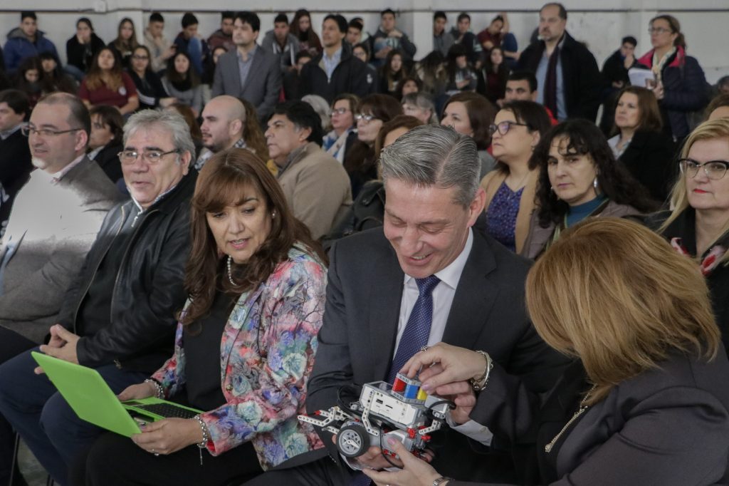 Arcioni entregó en Comodoro kits pedagógicos y tecnológicos a 27 escuelas
