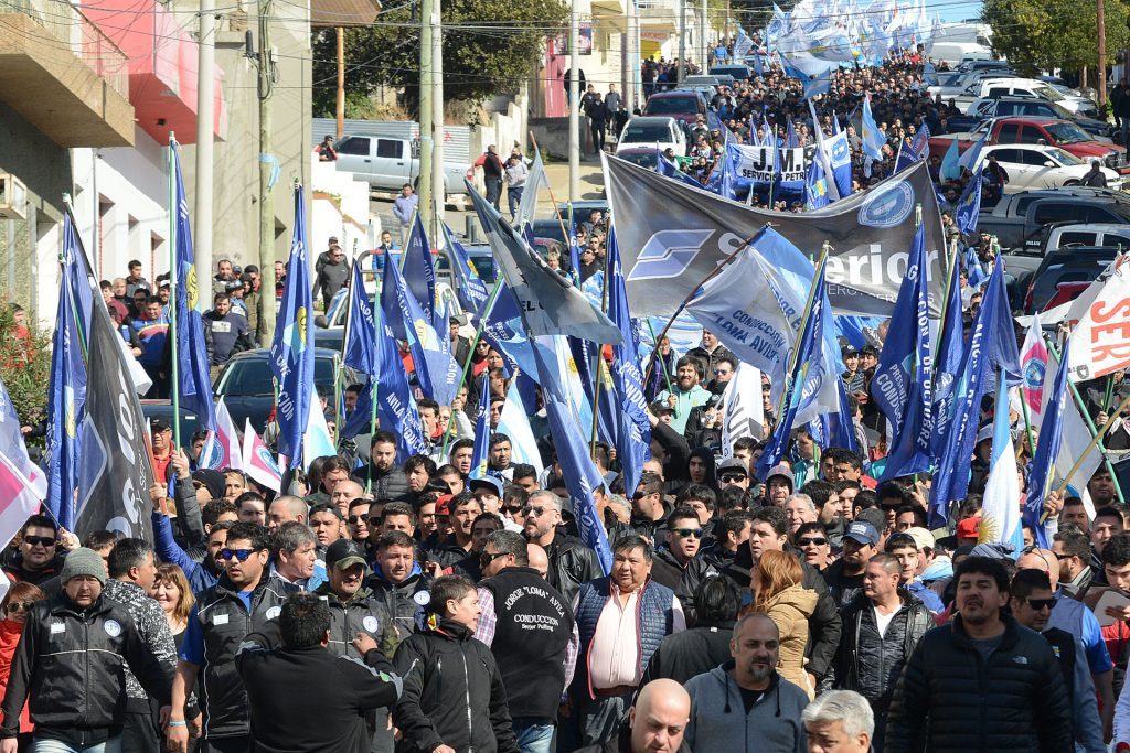 Contundente paro y movilización de los Petroleros