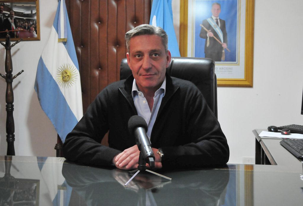 El gobernador Arcioni anunció el pago de sueldos en dos tramos
