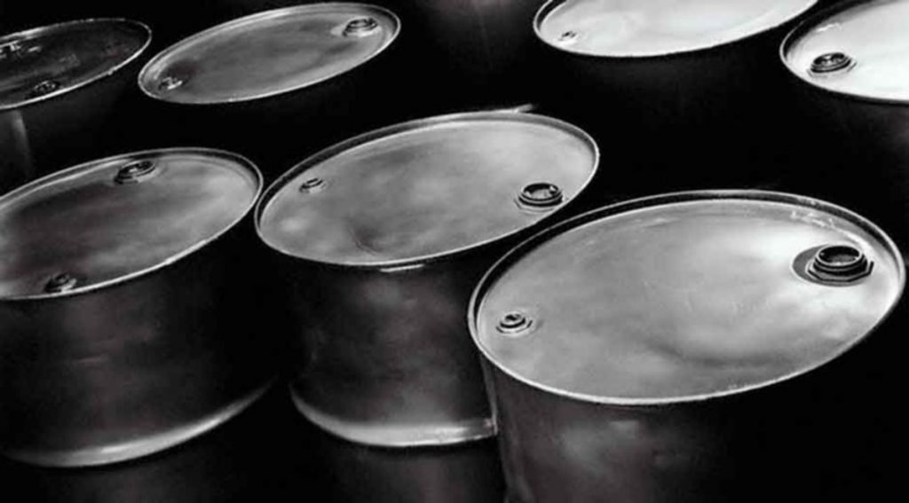 El petróleo baja levemente tras alcanzar récords