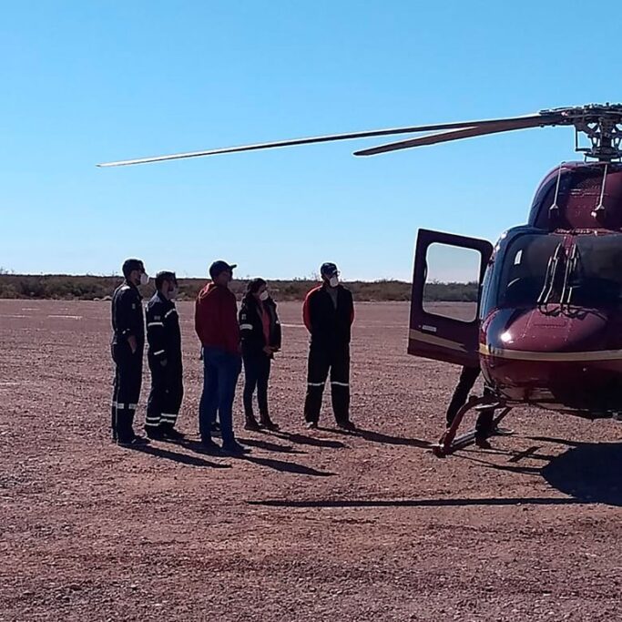 Las petroleras tienen que usar helicópteros para trasladar a empleados e insumos