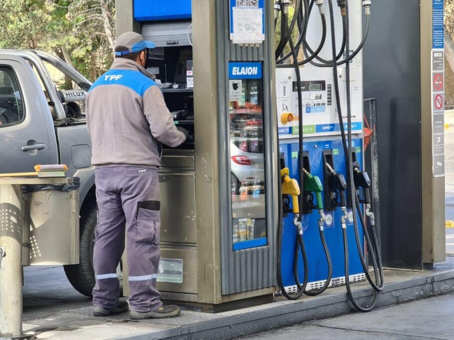 Inflación: Postergan un aumento de impuestos para evitar que suban los precios de los combustibles