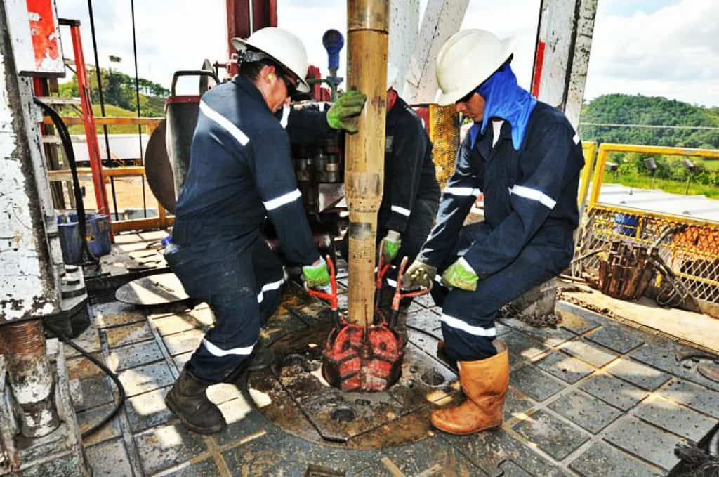 Empresas de servicios denuncian que YPF reconoce solo parte de la suba de sus costos y se financia demorándoles los pagos