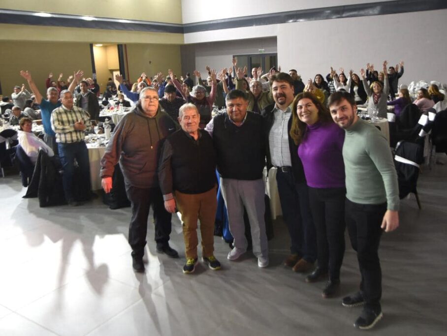 Loma Ávila junto a Nacho Torres y Ana Clara agasajaron por el Día del Padre con un Mate Bingo junto a más de 600 jubilados petroleros