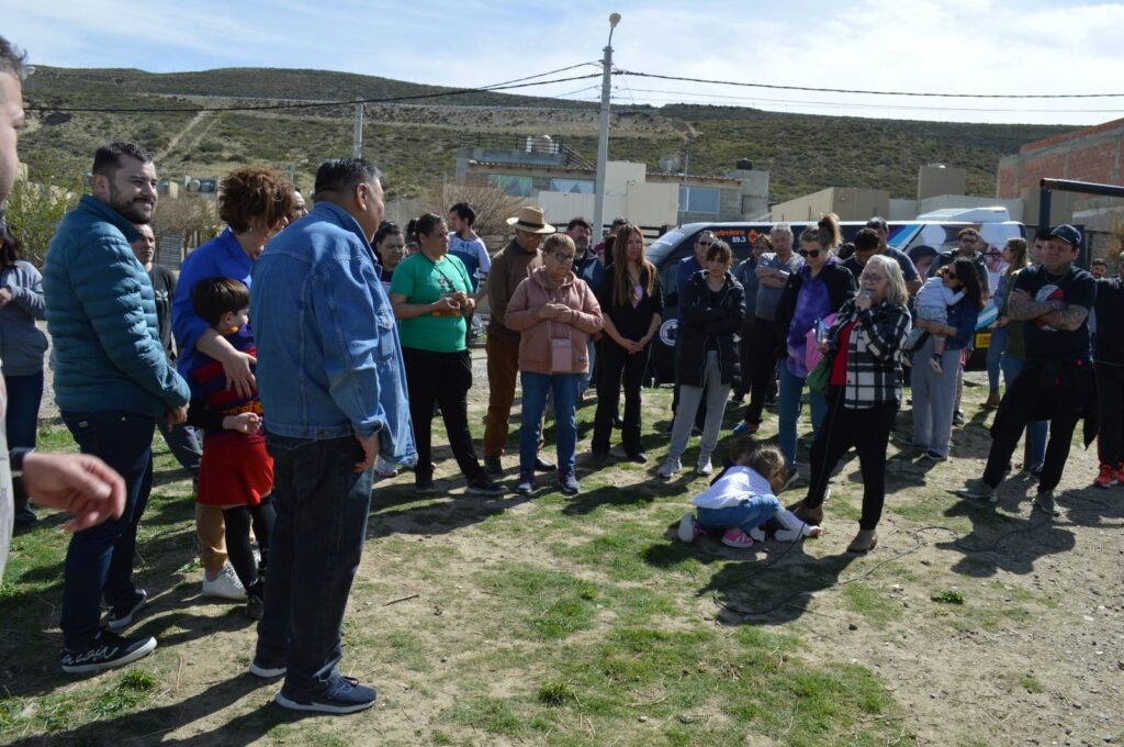 Ávila recibió un fuerte respaldo y ratificó su compromiso con vecinos del barrio Petrolero