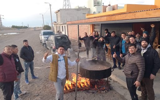 Trabajadores petroleros hicieron una olla popular en el barrio Padre Corti
